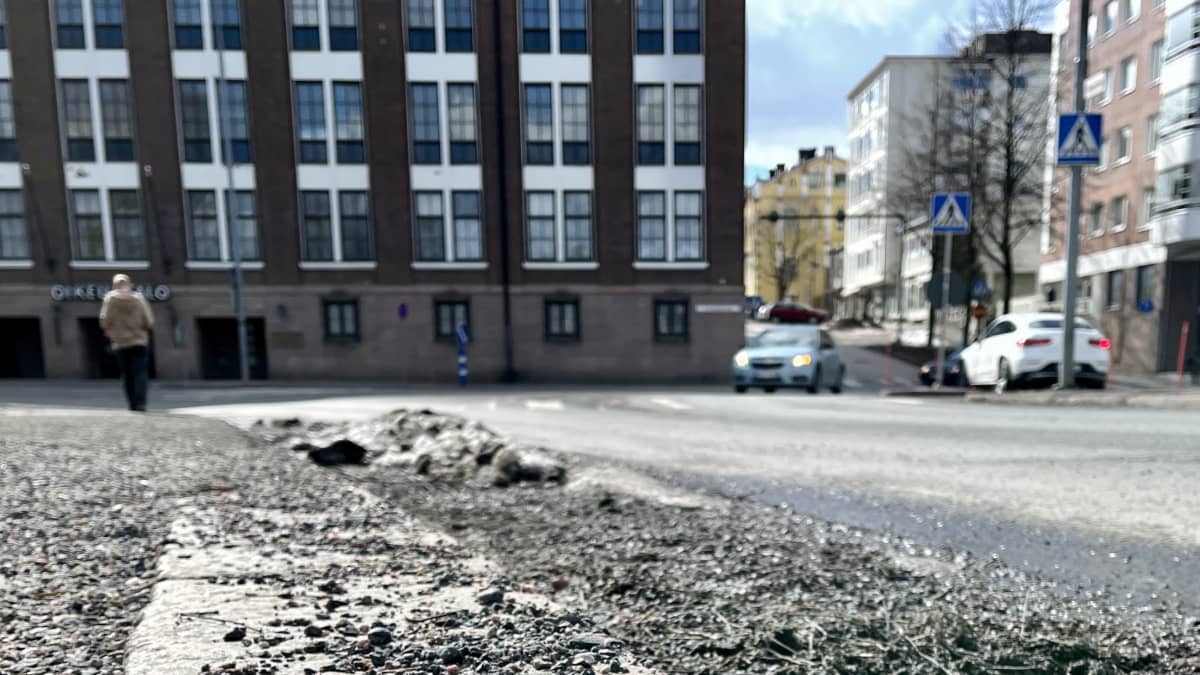 Hiekoitushiekkaa kaupungin keskustassa jalkakäytävällä. Ajoradan reunalla vielä jää- ja hiekkavalli.