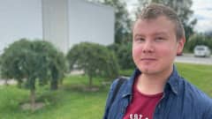 Turun yliopiston väitöskirjatutkija Teemu Väisänen seisoo Rovaniemen pääkirjaston edessä.