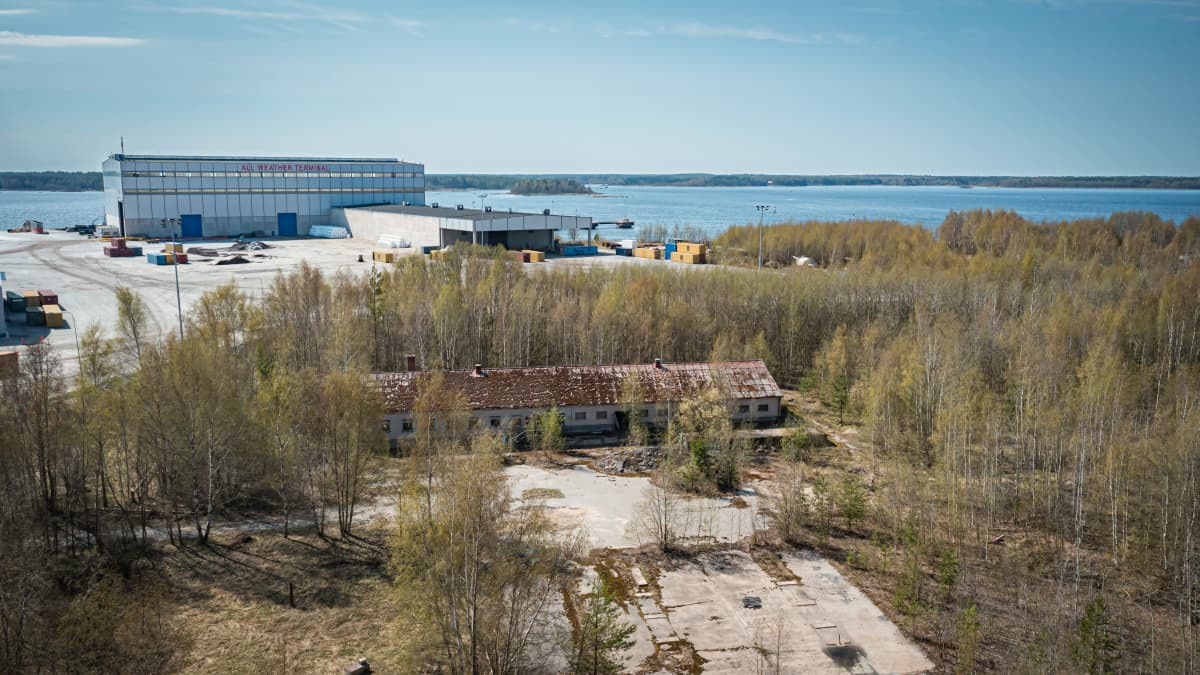 Esson öljyvaraston hylätyn tontin omistaa nykyisin St1. 