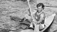 Olympiavoittaja Sylvi Saimo meloo kanootissaan kesällä 1952 Helsingin olympialaisissa.
