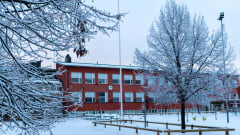 Ruotsinkielisen alakoulun, Kvarnbackens skolan, luminen piha Porvoossa.