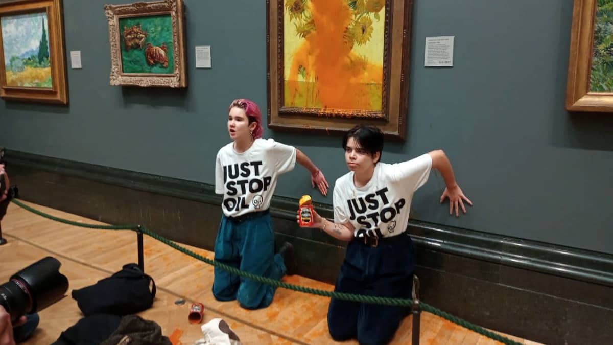 Aktivistit liimasivat kätensä seinään Van Goghin maalauksen edessä, joka on tomaattikeiton peitossa.