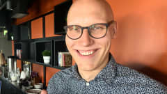 Uimari Matti Mattsson poseeraa EM-hopeamitalin kanssa.