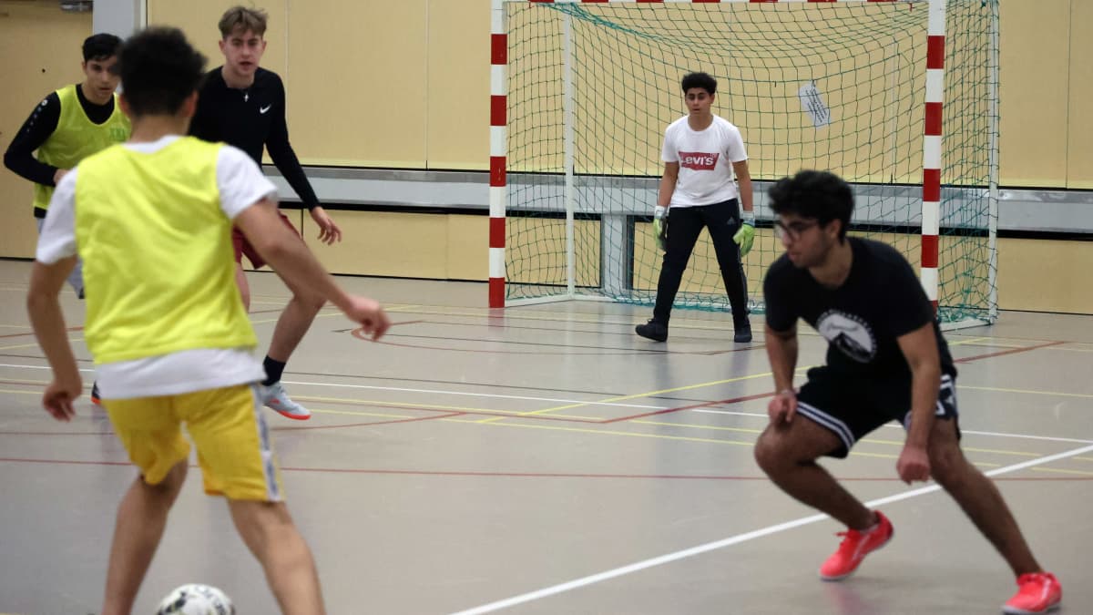 Futsal-peli käynnissä Liipolan monitoimitalon liikuntasalissa.