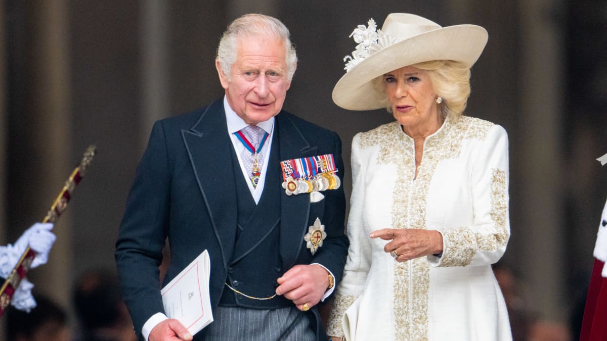 Charles och Camilla går hand i hand.