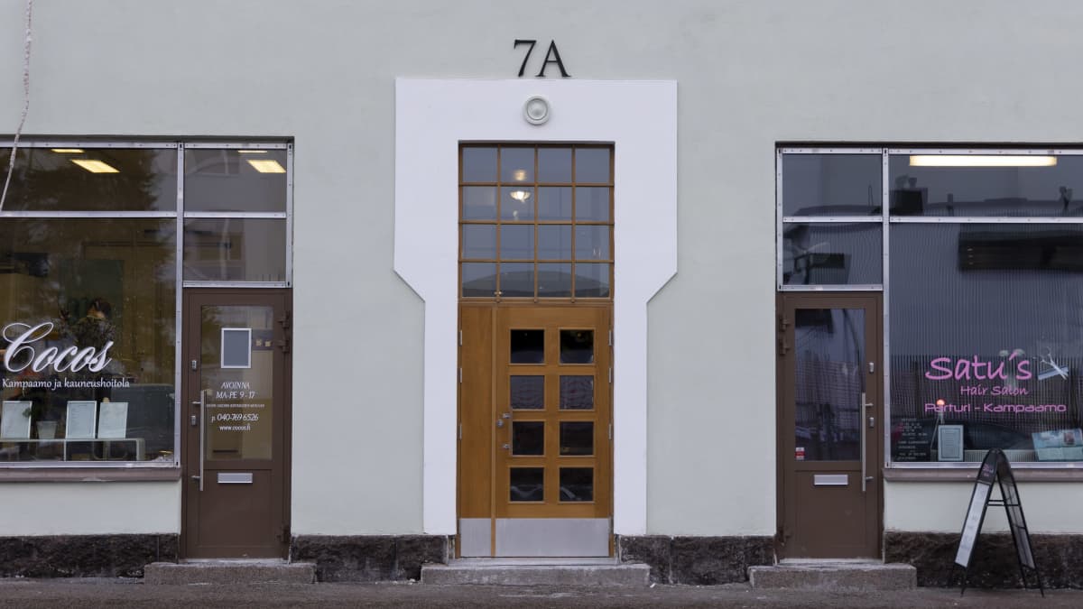 Vihertävä klassismia edustava kerrostalo.