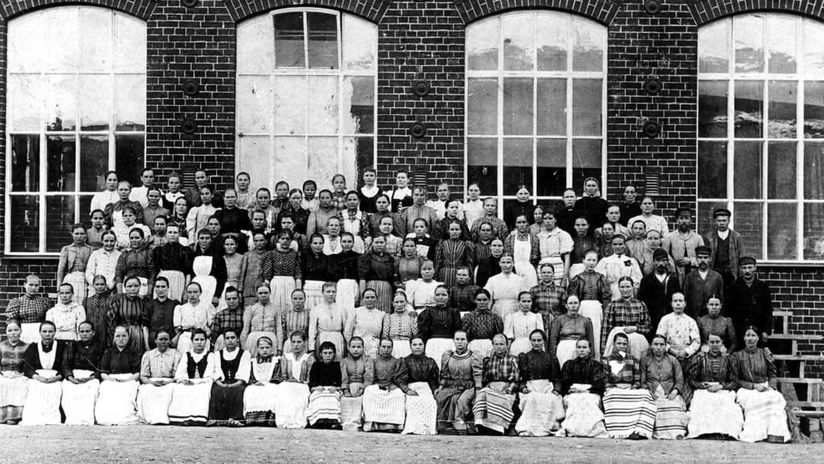 Forssa-yhtiön kutomon työntekijöitä ryhmäkuvassa 1890-luvulla.