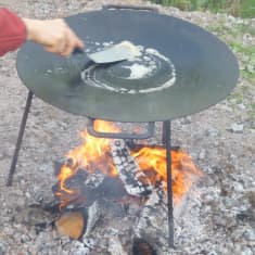Rasvaa levitetään muurinpohjapannulle.