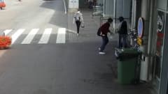 Valvontakameran kuvassa kaksi miestä ostoskeskuksen ulkopuolella, toisella puukko kädessä.