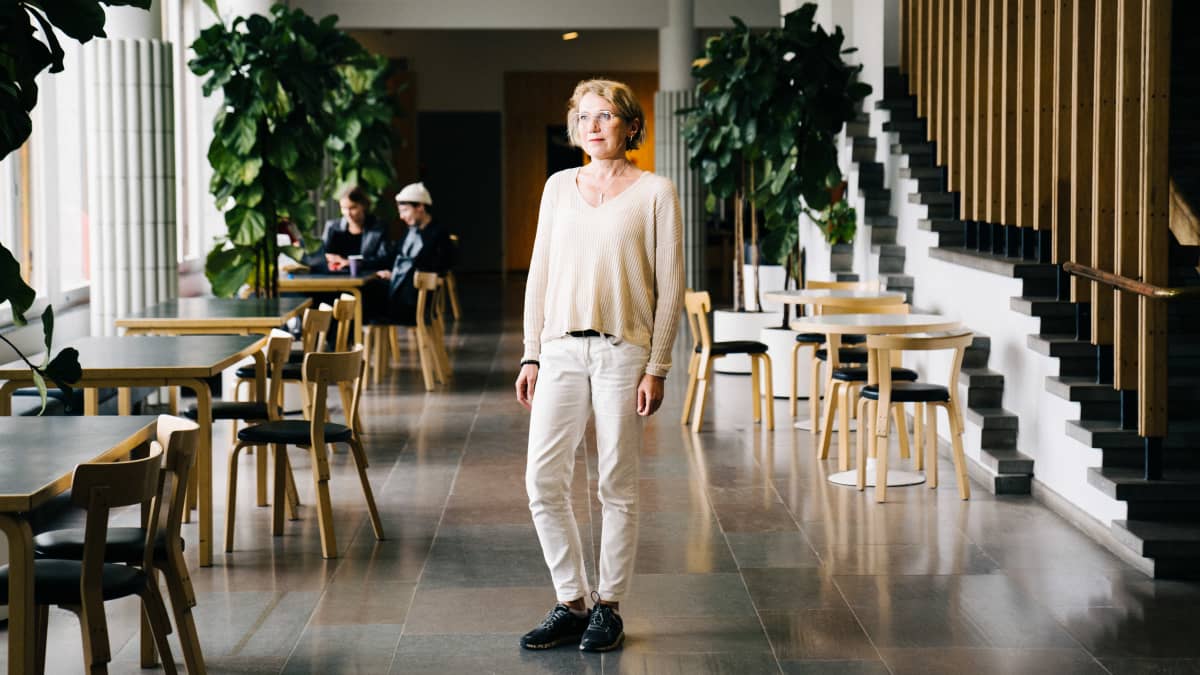 Aalto-yliopiston arkkitehtuurinlaitoksen johtaja Pirjo Sanaksenaho seisoo Aalto-yliopiston aulassa.