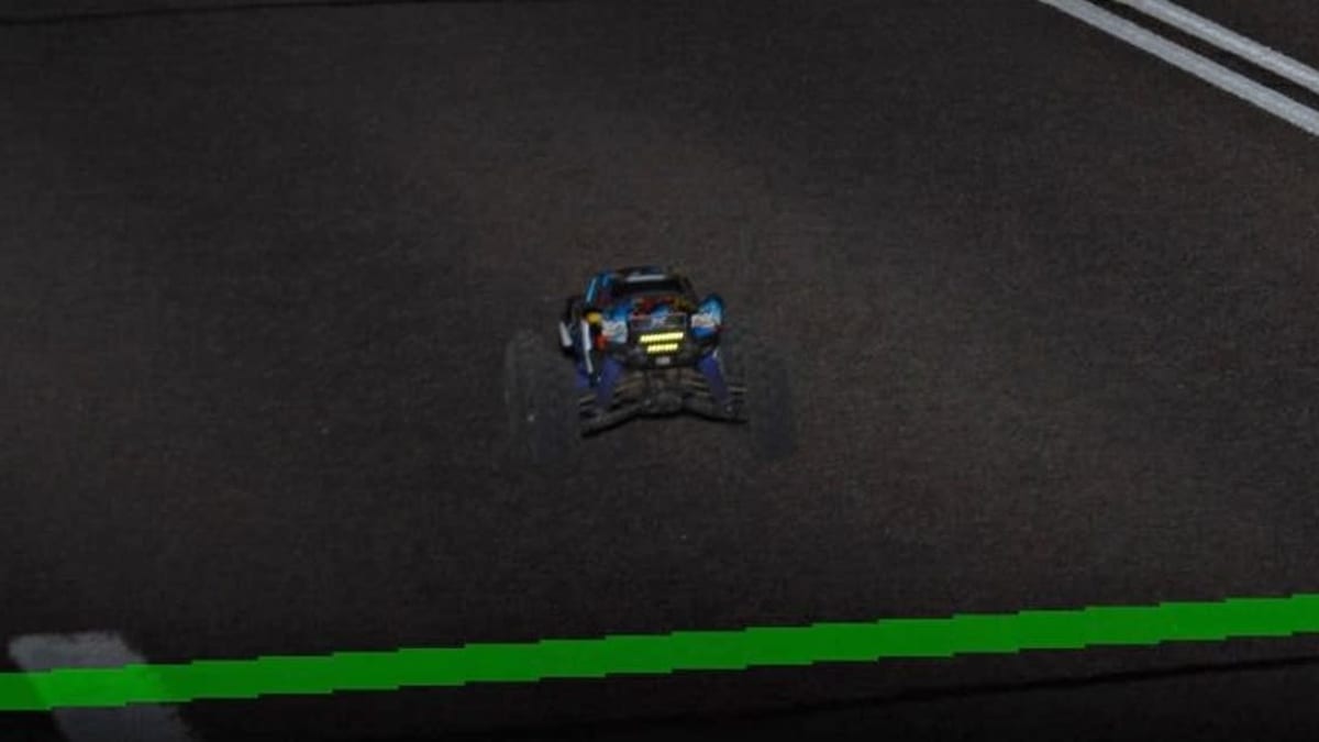 Radio-ohjattava pienoisauto valtatiellä