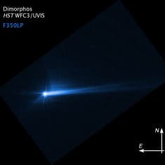 Sininen valopiste. Pölystä muodostunut kaksoispyrstö lähtee kuvassa asteroideista oikealle, joka on samalla suunta Auringosta poispäin. 