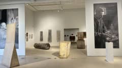 Kuvanveistotaidetta esittelevä sali museossa, reunoilla suuret mustavalkoiset valokuvat taiteilijoista Kain Tapperista ja Hannes Autereesta.