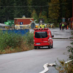 Punainen vesipelastuksen auto menossa palopaikalle.