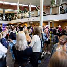 Uusia opiskelijoita LUT-yliopiston aulassa Lappeenrannassa.