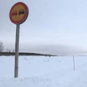 Ohitukieltomerkki Hailuodon jäätiellä.