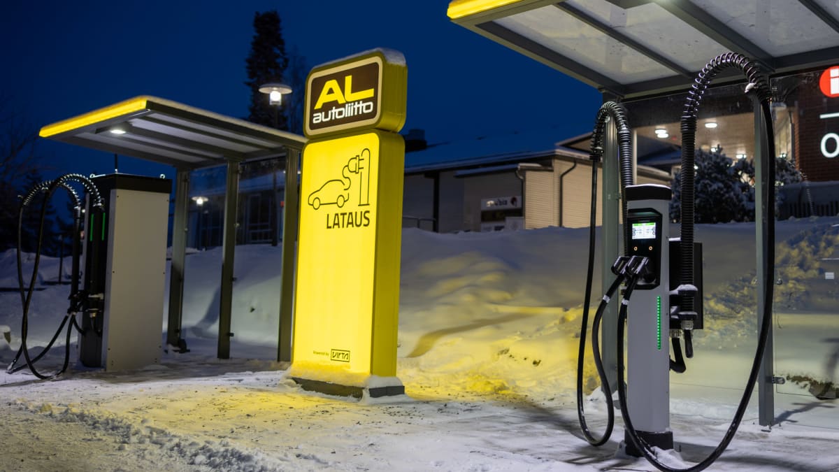 Autoliiton sähköauton latausasema Iittalassa.