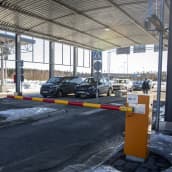 Autoja saapumassa Suomeen Nuijamaan raja-asemalla.