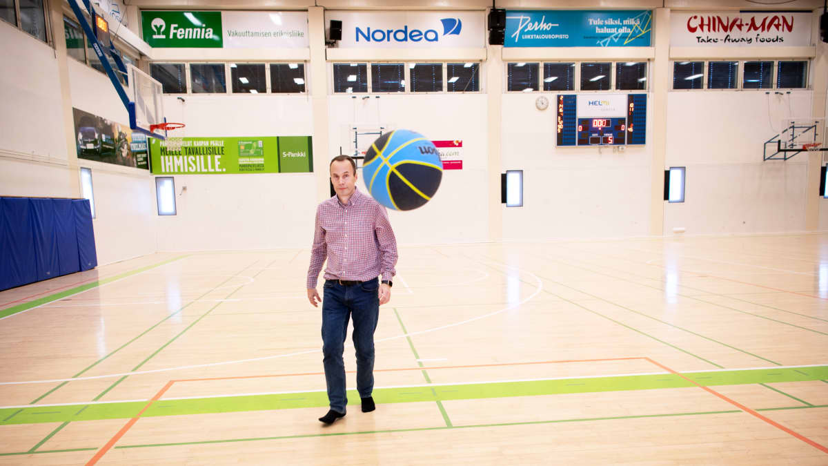 Mikko Mäntylä katsoo ilmassa lentävää koripalloa.