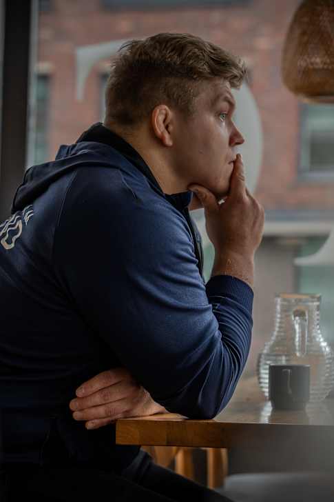 Martti Puumalainen helsinkiläisessä lounasravintolassa kesäkuussa 2024.