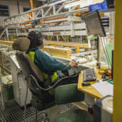 Mies työskentelee Honkarakenteen tehtaalla Karstulassa.