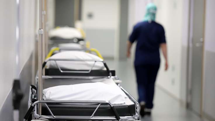 Anonyymi sairaanhoitaja kävelee Mikkelin keskussairaalan käytävällä.