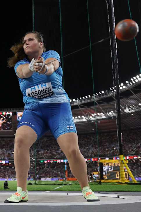 Silja Kosonen heittämässä moukaria.