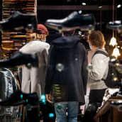 Nuoria miehiä shoppailemassa.