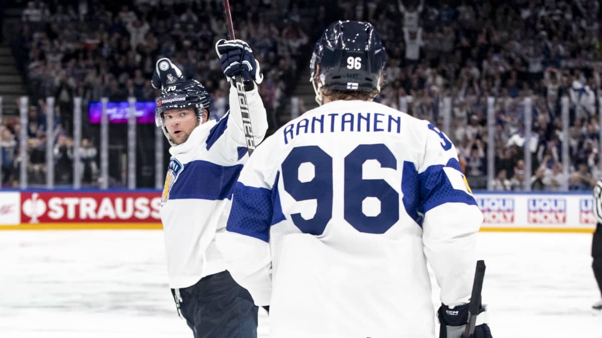Mikko Rantanen och Teemu Hartikainen jublar.
