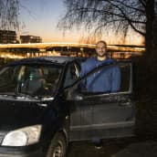 Amir Bedir vuokraamansa henkilöauton vieressä pimeässä illassa.