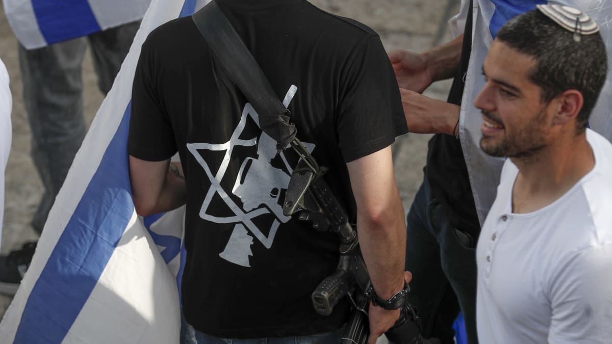 Juutalaisia lippumarssin osallistujia Damaskoksen portilla sunnuntaina.