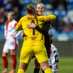 Brannin Joanna Tynnilä halaa joukkueen maalivahtia Aurora Mikalsenia.