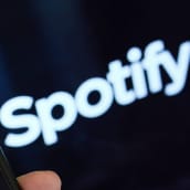 Spotifyn logo puhelimen näytöllä.