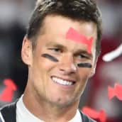 Tom Brady håller i bucklan efter att ha vunnit sin sjunde Super Bowl-titel.