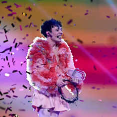 Nemo lavalla konfettien leijuessa ilmassa. Kädessä risukruunu ja rikki mennyt Euroviisu pokaali.