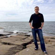 Kirjailija Arttu Tuominen seisoo rantakallioilla Porin Kallossa