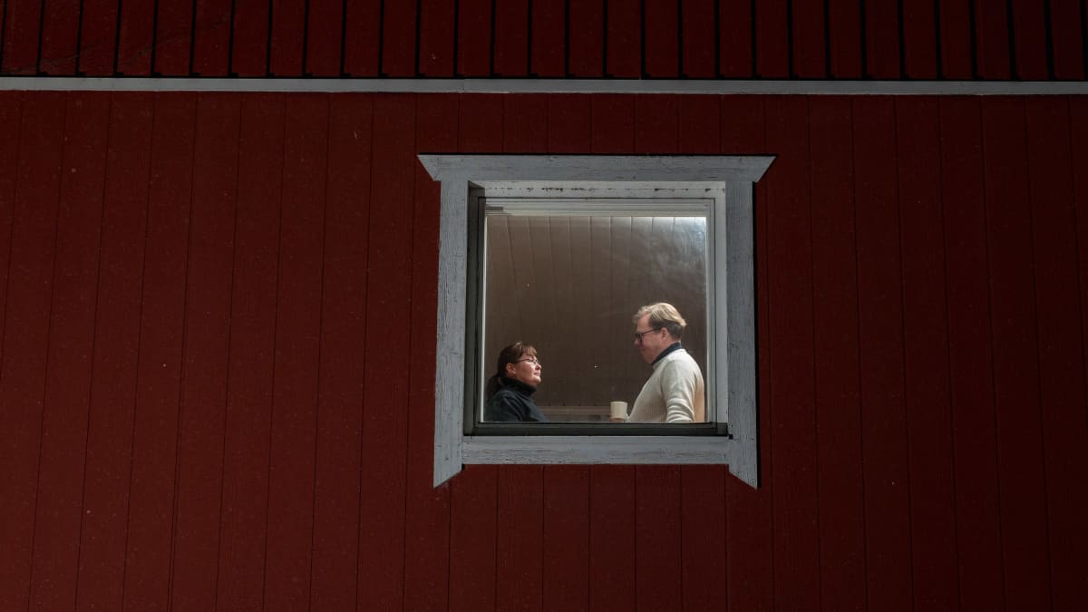 Pia ja Tapio Knuuttila seisovat ikkunan äärellä Sauvon talossa.