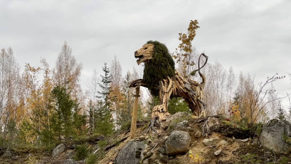 Suomen leijona - patsas kallionyppylällä