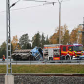 Kaatunut kuorma-auto Kuopion moottoritiellä Kallansilloilla