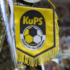 KuPS:n eli Kuopion Palloseuran pöytälippu eli standaari.