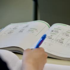 Viron yläasteilla ja lukioissa käytettävä Suomen kielen oppikirja avattuna.