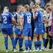 Suomen naisten maajoukkueen pelaajat pettyneinä Tanska-tappion jälkeen jalkapallon EM-kisoissa 2022.