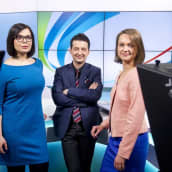 Ylen venäjänkieliset tv-uutiset, ankkurit vasemmalta Lioubov Shalygina, Levan Tvaltvadze ja Katja Liukkonen.