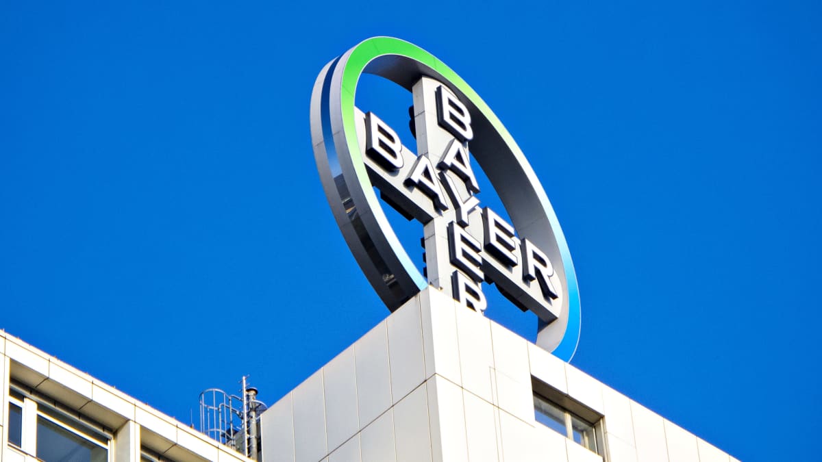 Bayer-yhtiön pyörivä logo berliiniläisen kerrostalon katolla.