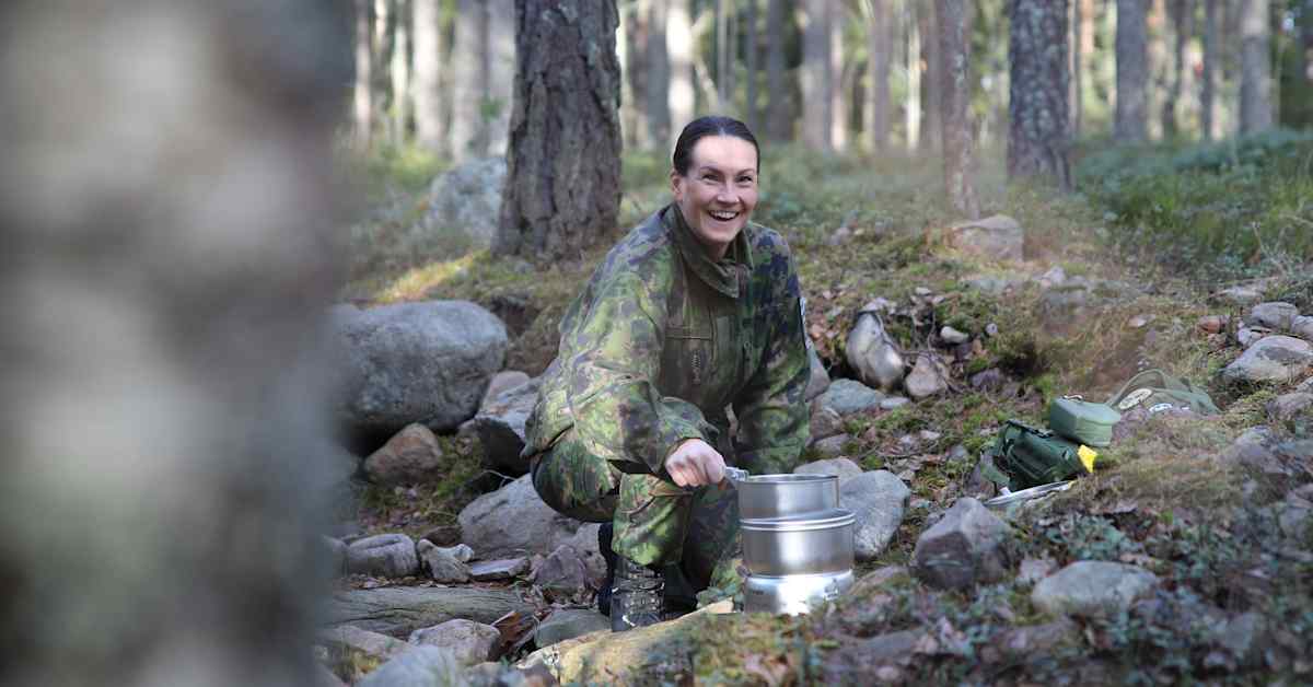 Taru Raita vaihtoi hääpäivän vieton rynnäkkökiväärikurssiin – vapaaehtoinen maanpuolustus kiinnostaa naisia yhä enemmän