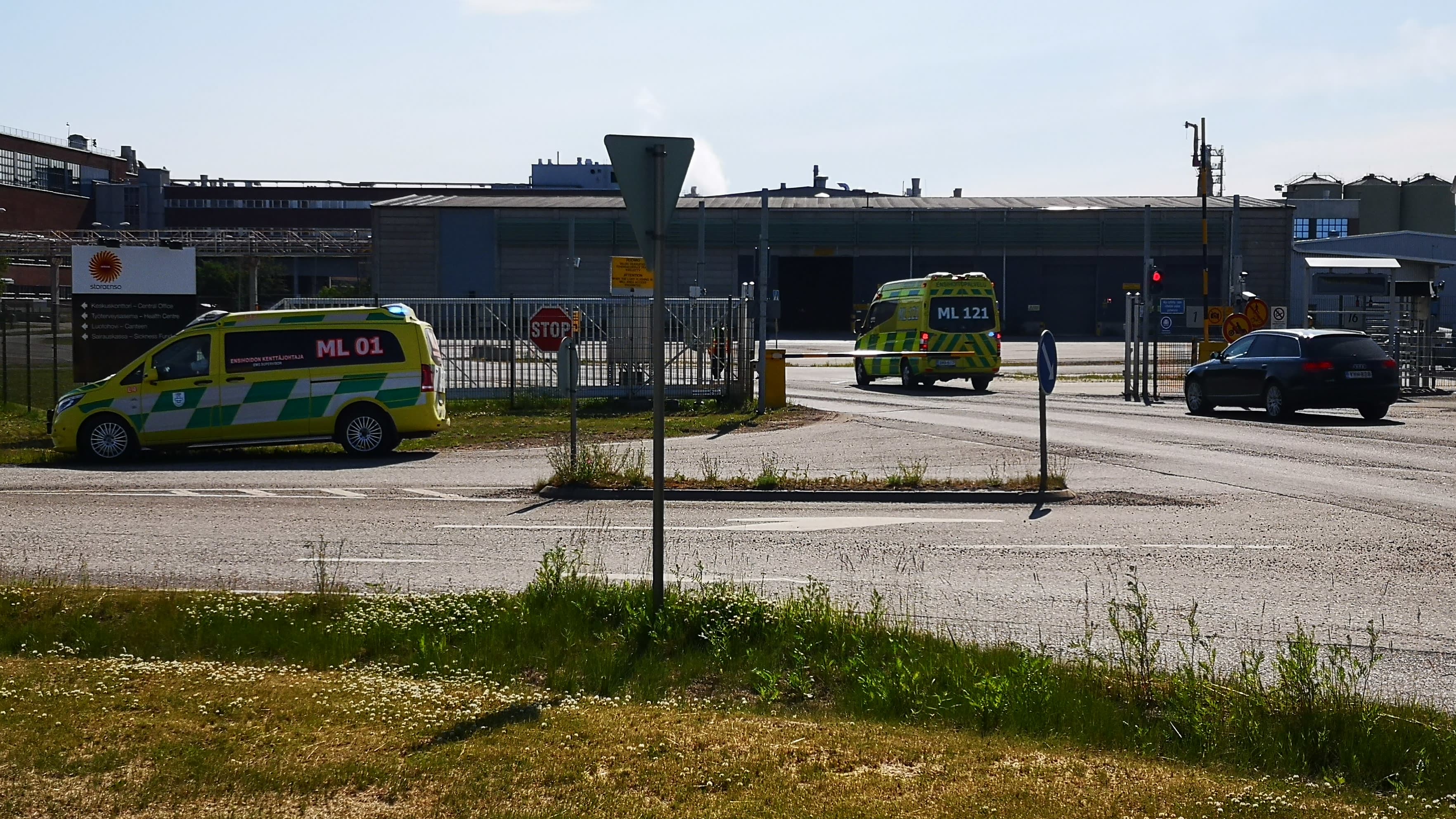Ambulanssi Veitsiluodon tehtaan edustalla