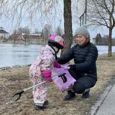 SYKEn johtava tutkija Outi Setälä ja hänen neljävuotias sisaren tyttären tytär Tove keräävät roskia Joensuussa joen rannalta.