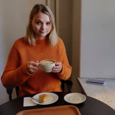 Turkulainen Tuike Laaksonen juo kahvia kahvilassa
