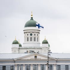 Etualalla Helsingin kaupungintalo, taustalla Tuomiokirkko.