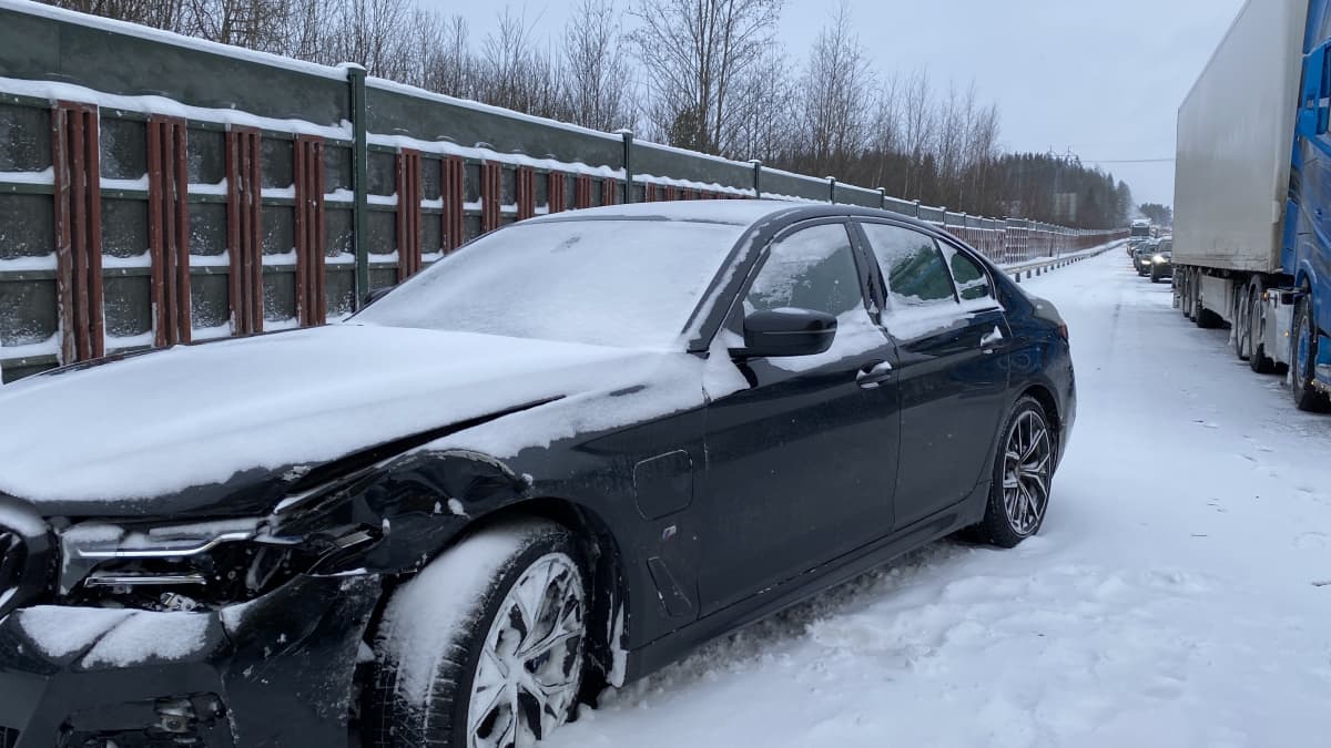 Valtatiellä 3 tapahtui Lempäälässä liikenneonnettomuus, joka sulki moottoritien.